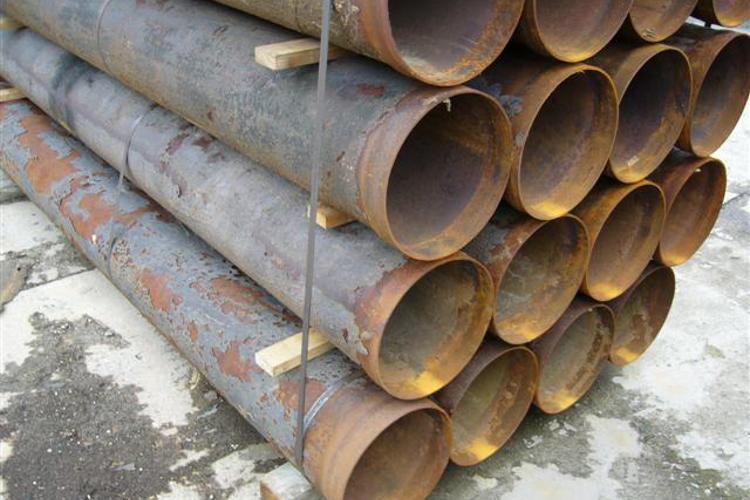 stalen buizen - dam beton