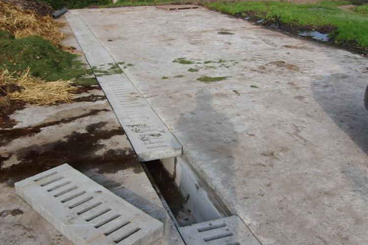 U-goot met betonroosters - dam beton