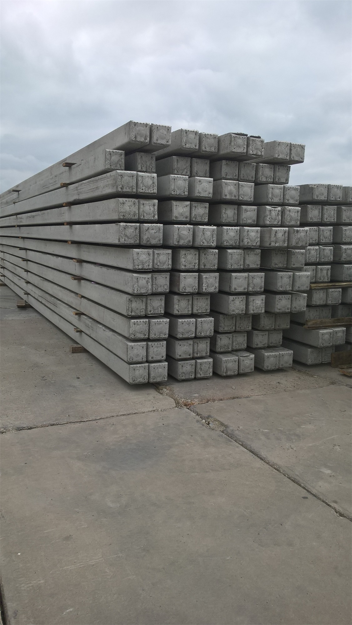 Heipalen Op Voorraad Dam Beton