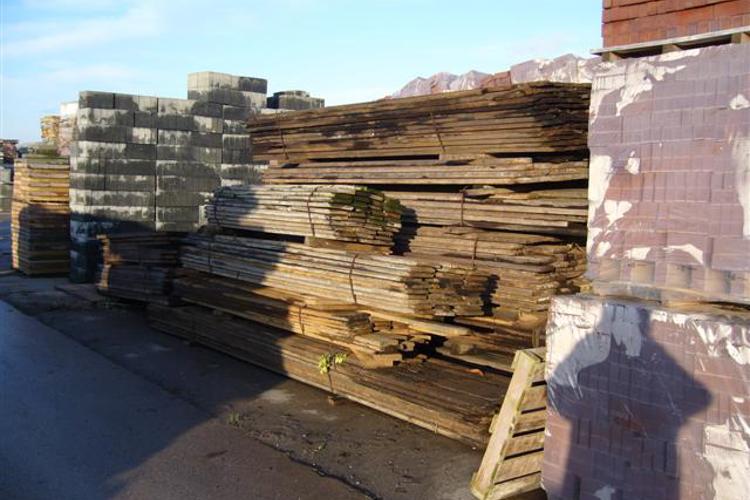 hardhouten planken - dam beton
