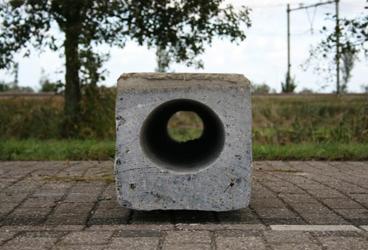 Heipaal met watersleuf