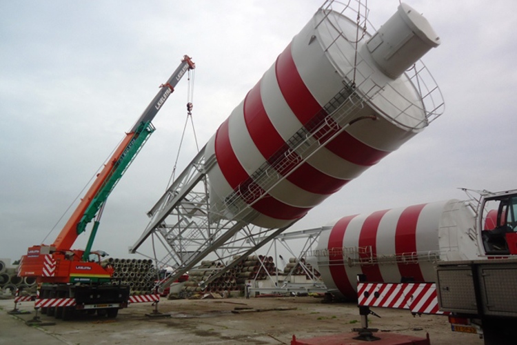 Overeind zetten cementsilo's - Dam Beton