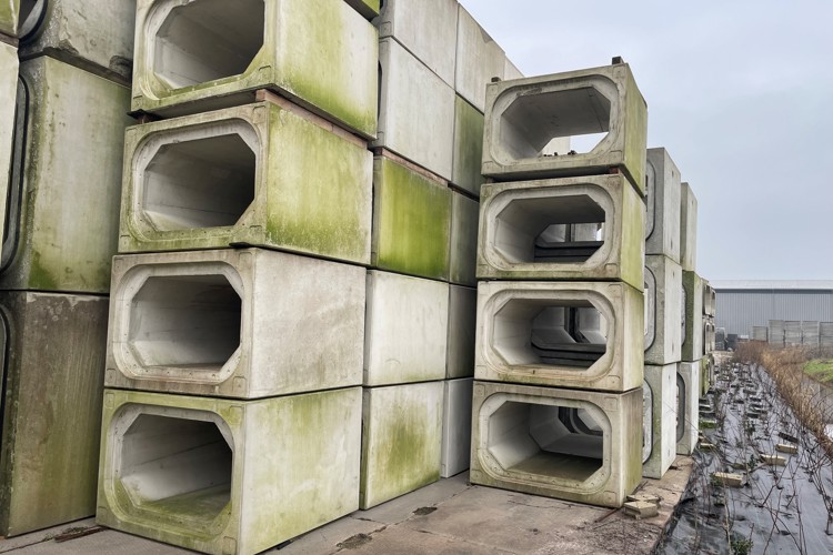 Ongebruikte betonduikers - dam beton